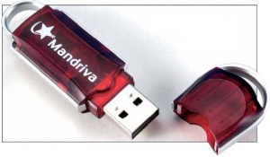 Mandriva Flash меньше большинства распространённых USB-устройств, а за изящную петельку его можно прицепить к любому колечку для ключей.