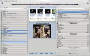 Стандартный интерфейс Amarok с тремя панелями: источник музыки, плей-лист и ссылки на видеоматериалы к текущей композиции.