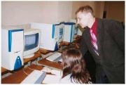 Преподаватель Дмитрий Валентинович Жигалов ведет занятие по информатике.