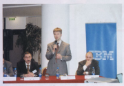 Евгений Максимов (IBM, в центре) рассказывает о сертификации Red Hat. Фото Александра Бокового